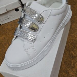 Valge toss, hõbedaste kõrpsudega