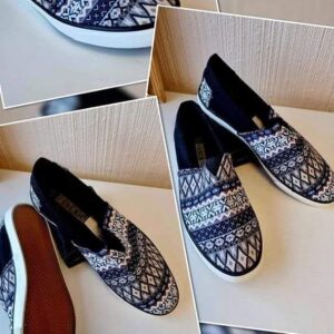 Sinised tennised valgel taustal